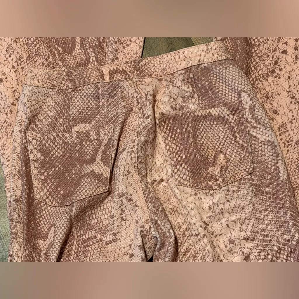 Peach Love California Pink Snake Print Flare Jeans size Small 4-6 32 inseam - Image 6