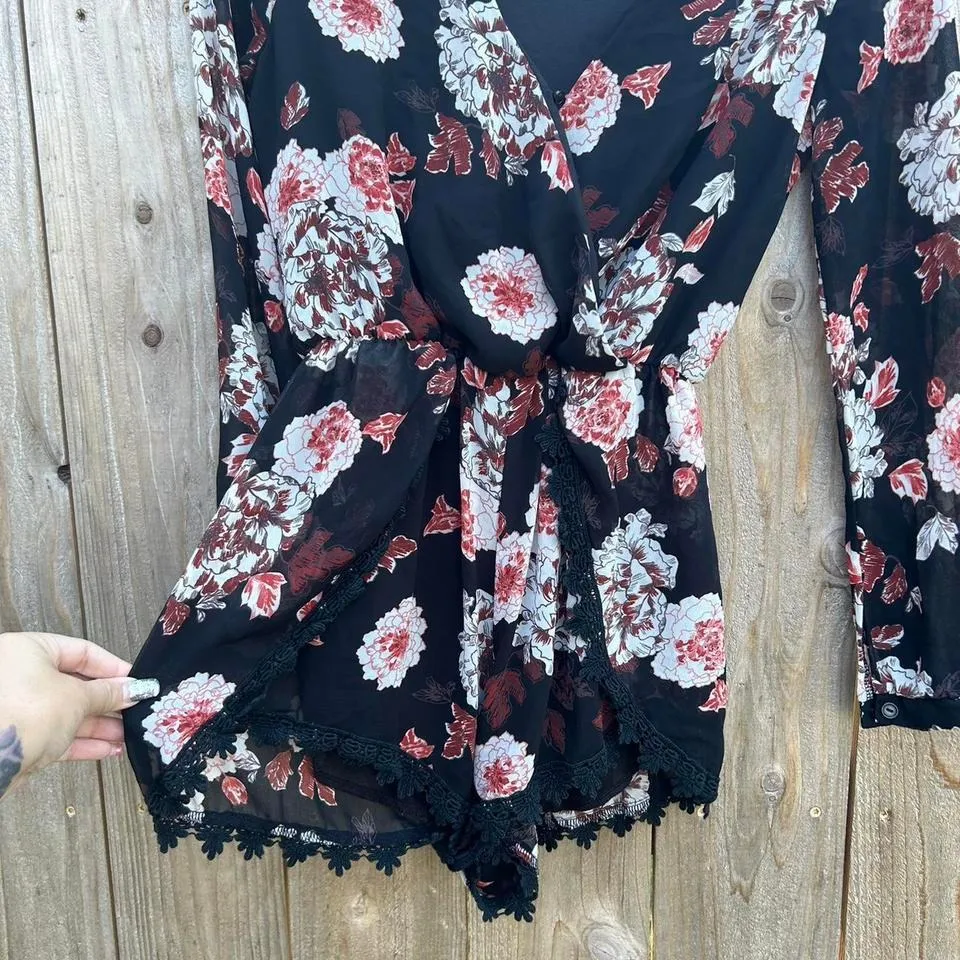 Beautiful long sleeve floral romper by Astr size‎ smal - Image 5