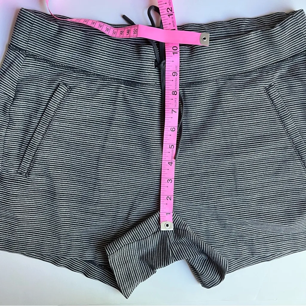 Athleta•Drawstring Grey zipper pocket shorts•sz M - Image 4