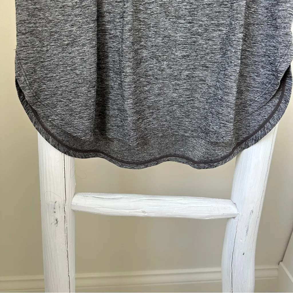 Reebok Heathered Gray Athleisure Short Sleeve Top Size Small - Image 4
