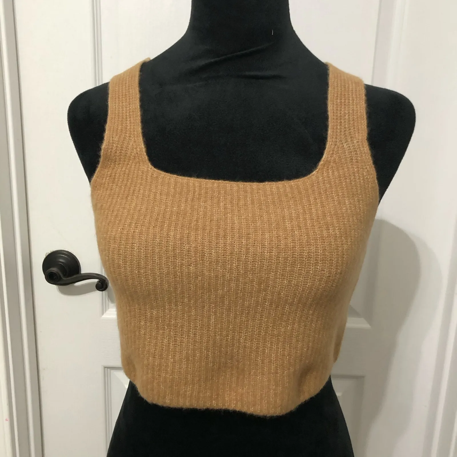 Everlane‎ Women's Tank Top Size Medium Tan Cropped Stretch Ribbed Cozy Pullover - Image 2