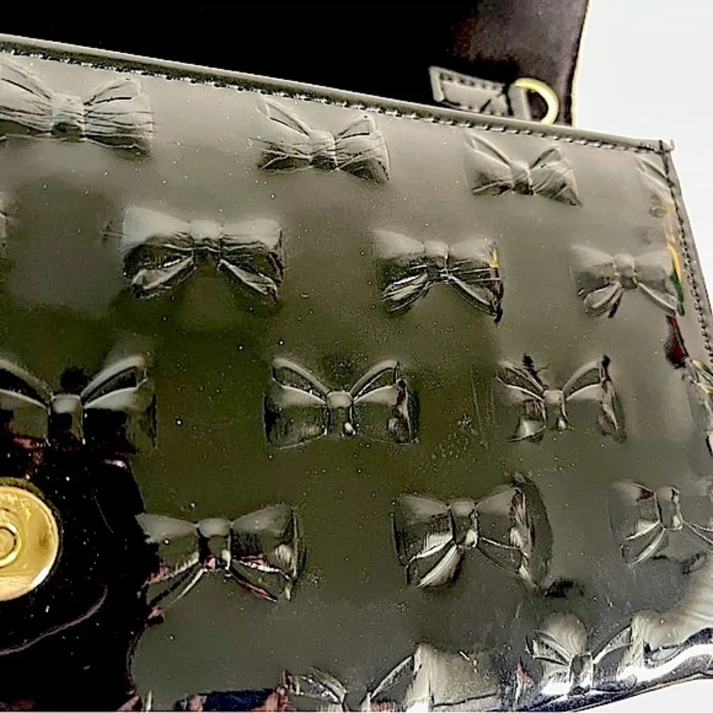 Betsy Johnson Betsyville black Paton clutch with bows designing the entire bag - Image 7