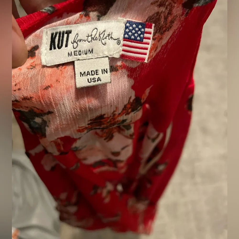 Beautiful Kut From Kloth Red Floral Blouse Size Large - Image 4