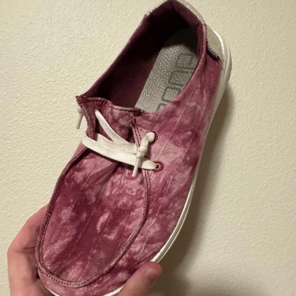 5/$55 !! 🔥 hey dude Maroon Slip-On Shoes - Image 4