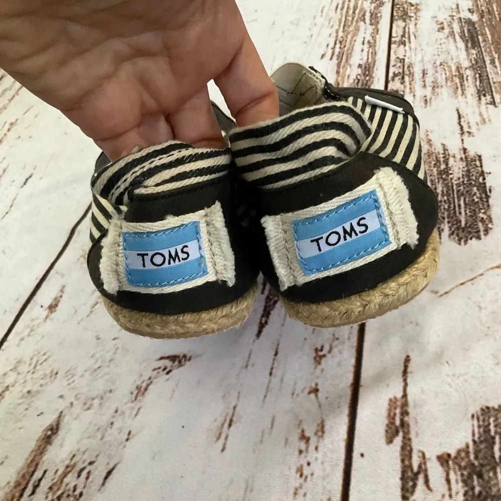 NWOT TOMS DISTRESSED BLACK AND CREAM STRIPPED ESPADRILLE STYLE SLIP ON SHOES - Image 3