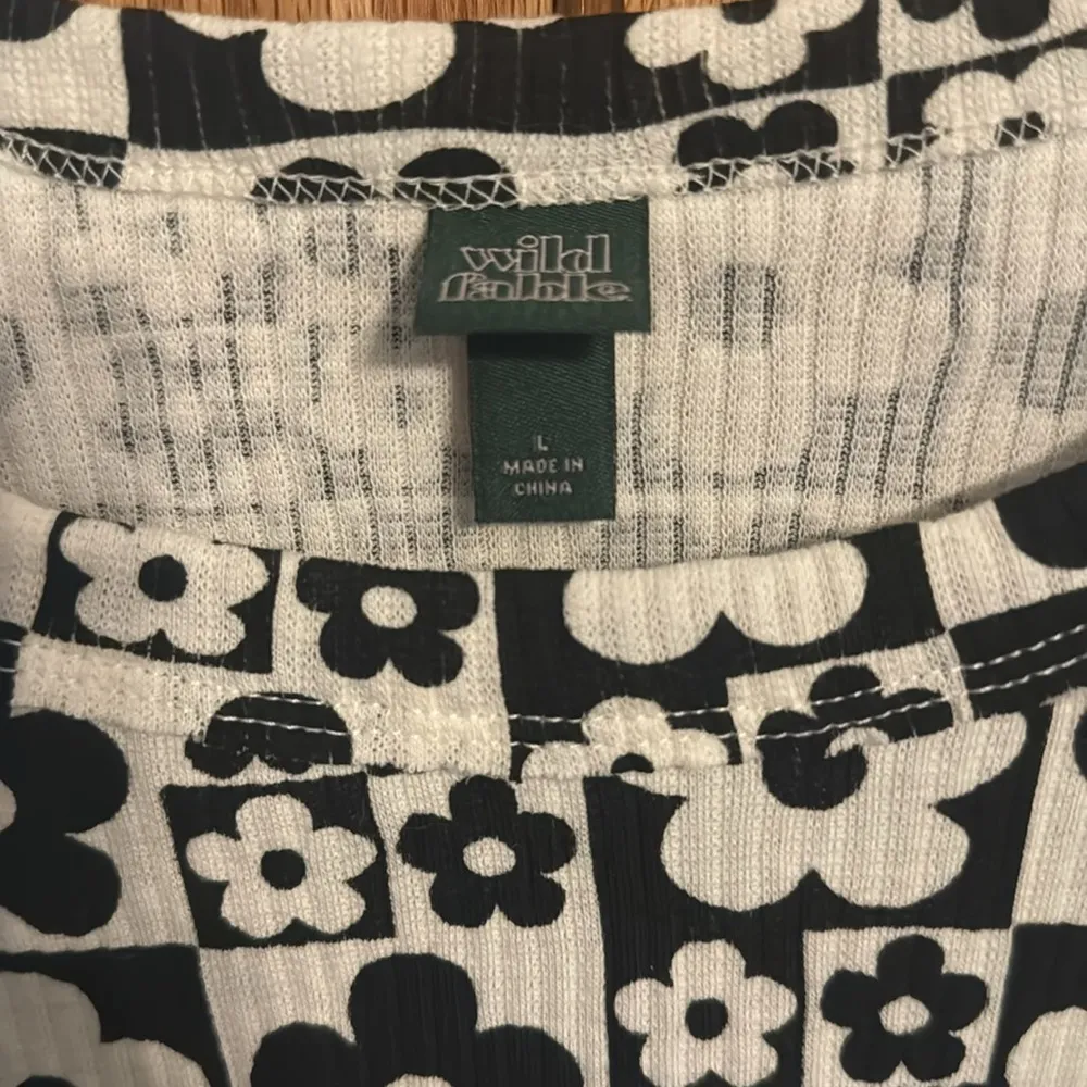 Wild Fable Black and White Floral Checkered Cropped Long Sleeve Top, Large NWT - Image 2