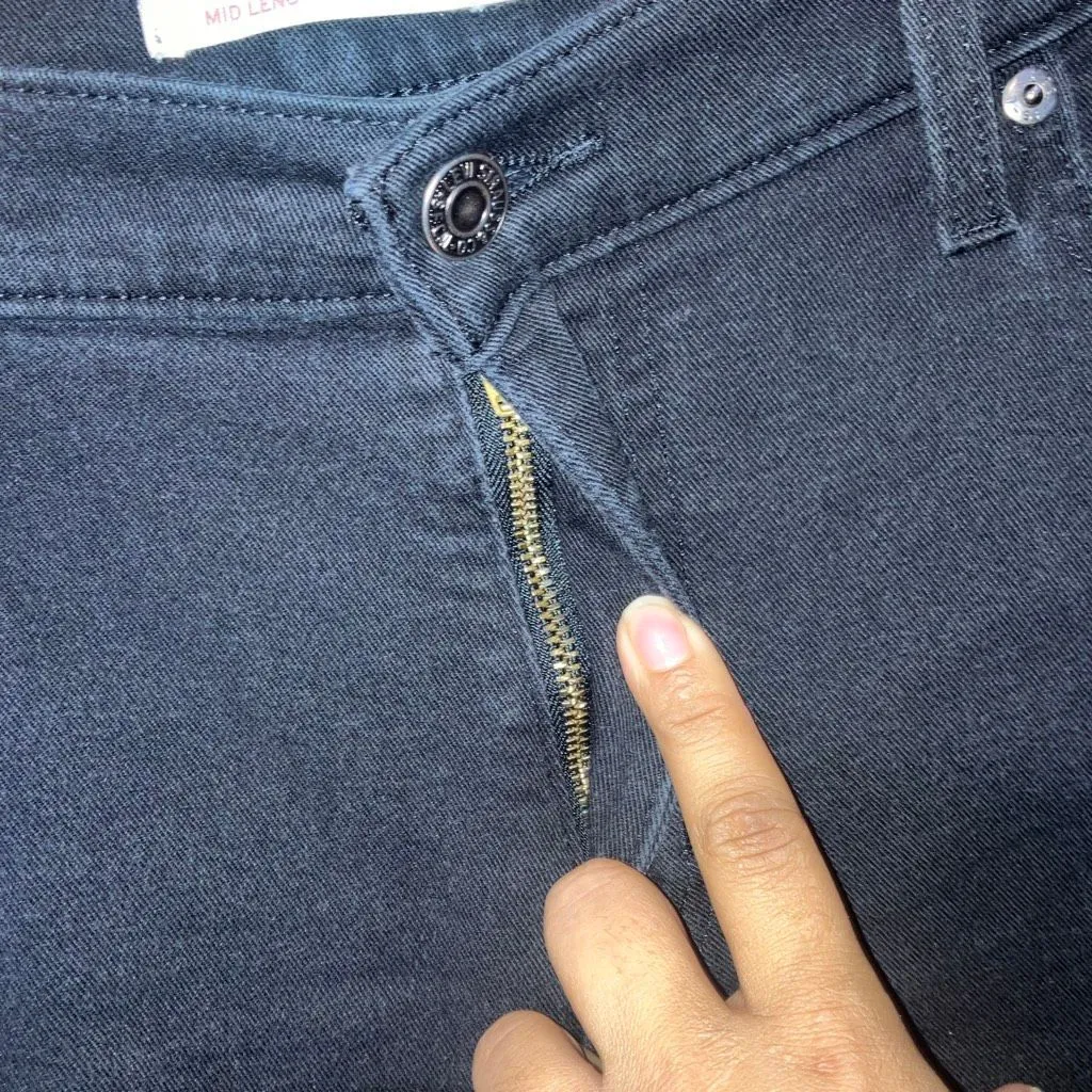 Levi’s mid length shorts cuffed high rise black Sz 31 #753 - Image 5