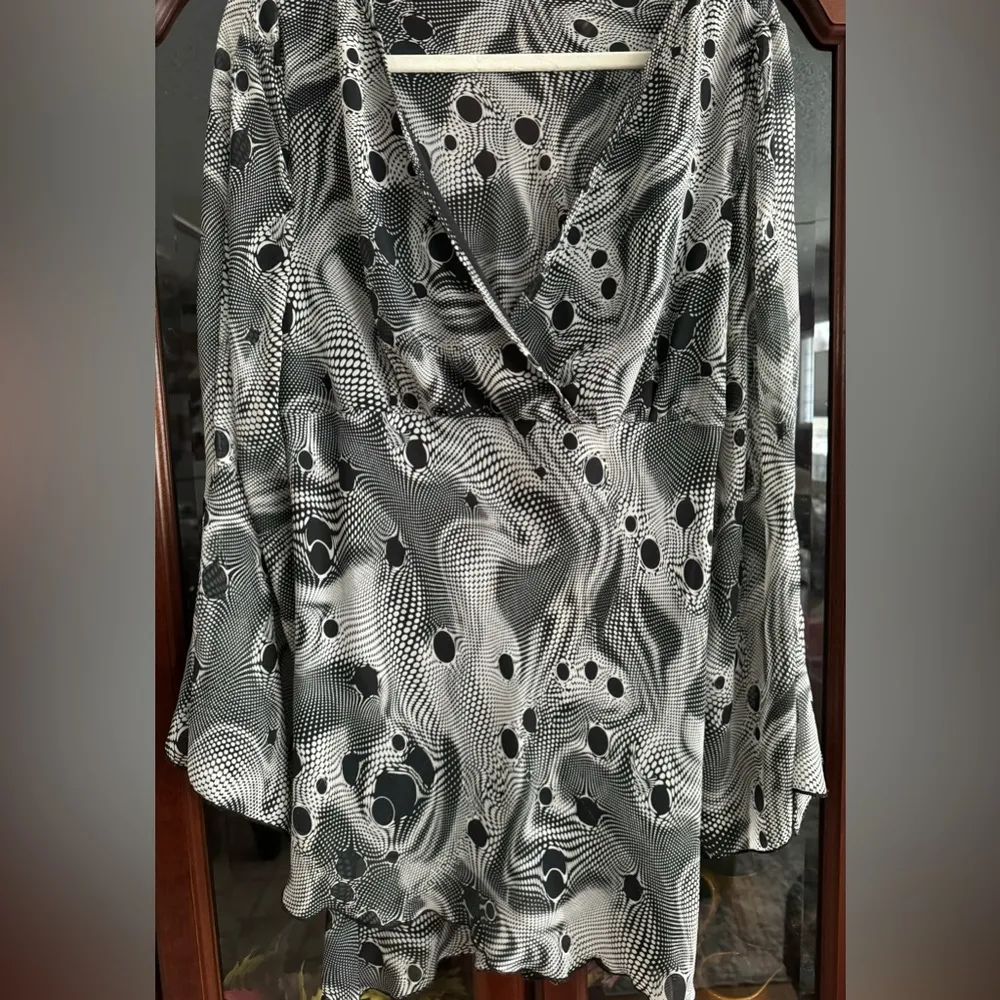 Hot Kiss Beautiful Blouse with black inside lining - Image 3