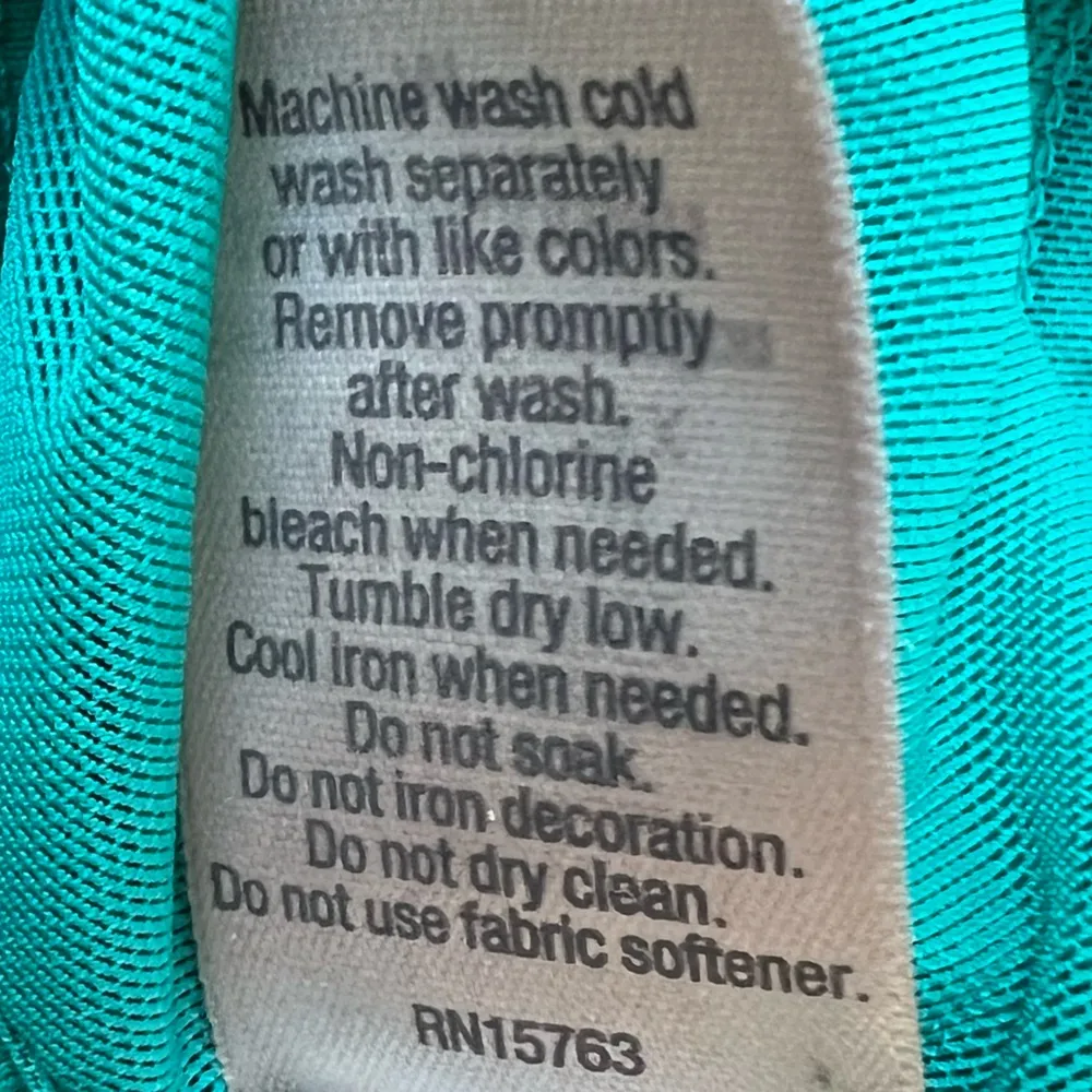 🩵On trend bright summer neons Slimming M workout top w built in bra! WORN ONCE! - Image 9