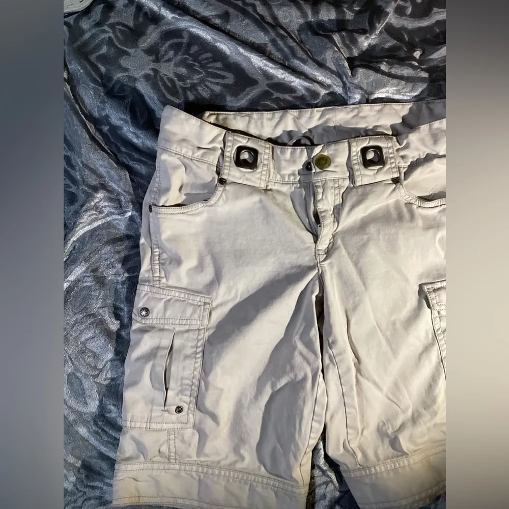 Athleta Kick It Khaki Cargo Shorts with six pockets Size 8? - Image 11