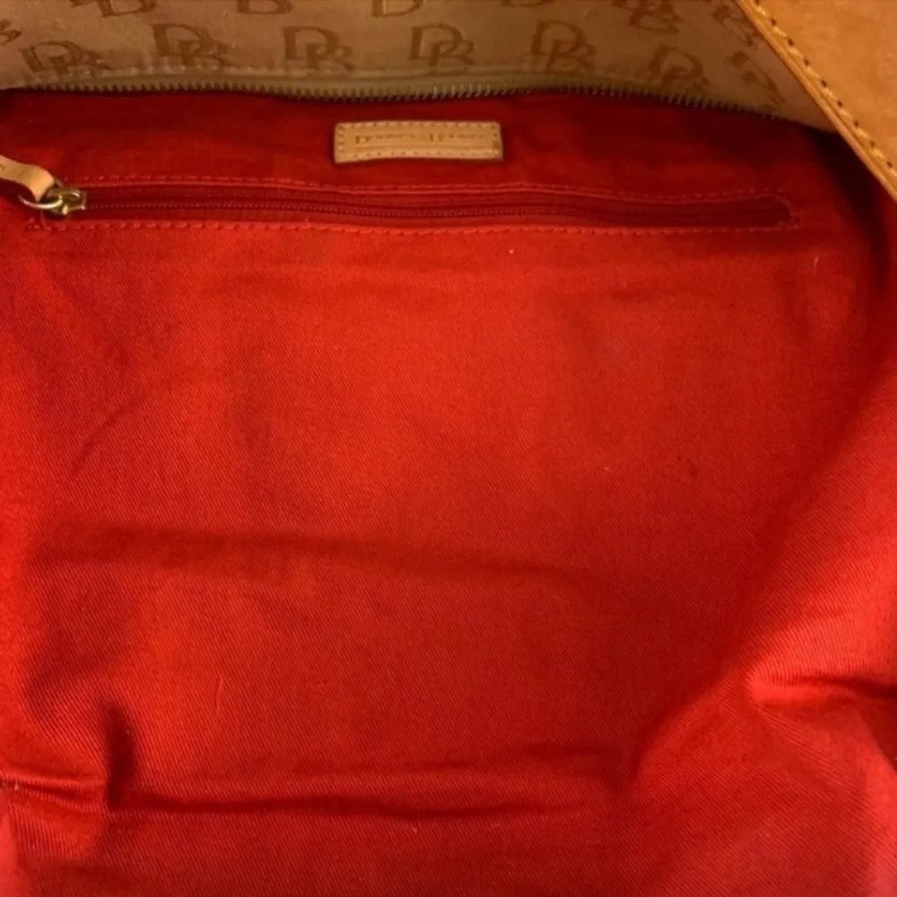 Dooney & Bourke tan and brown canvas signature hobo Shoulder Bag Vintage Y2K - Image 6