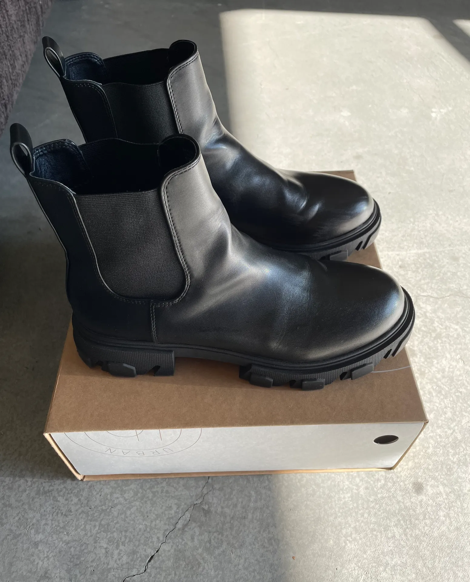 Urban Outfitters Chelsea Boots - Image 3