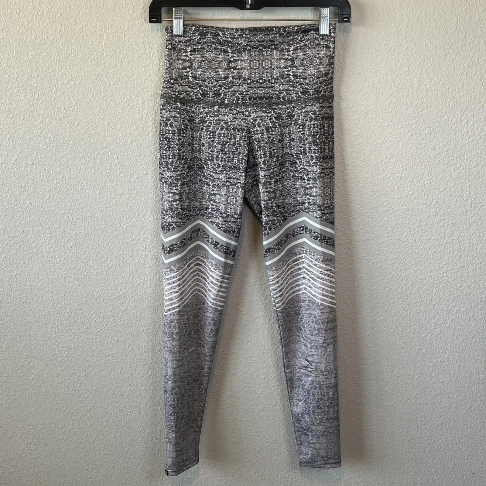 Onzie Snake Print Chevron Stripe Legging Gray Size Small/Medium - Image 2