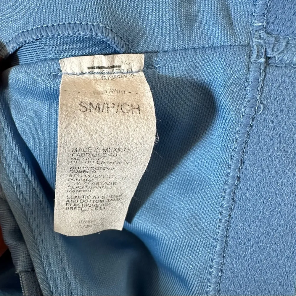 Women’s small blue under armour sports bra cross back straps, removable pads - Image 4