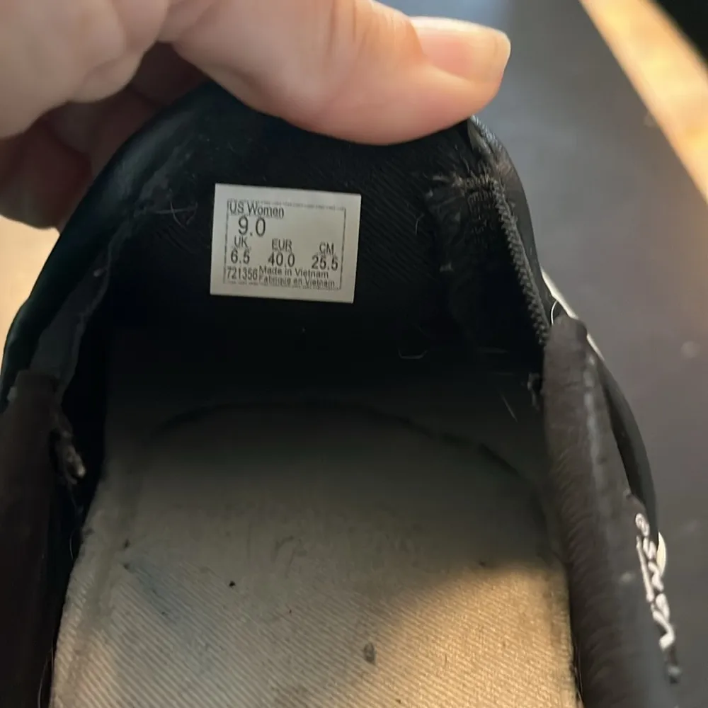 slip ons women’s 9.5. GUC. - Image 5