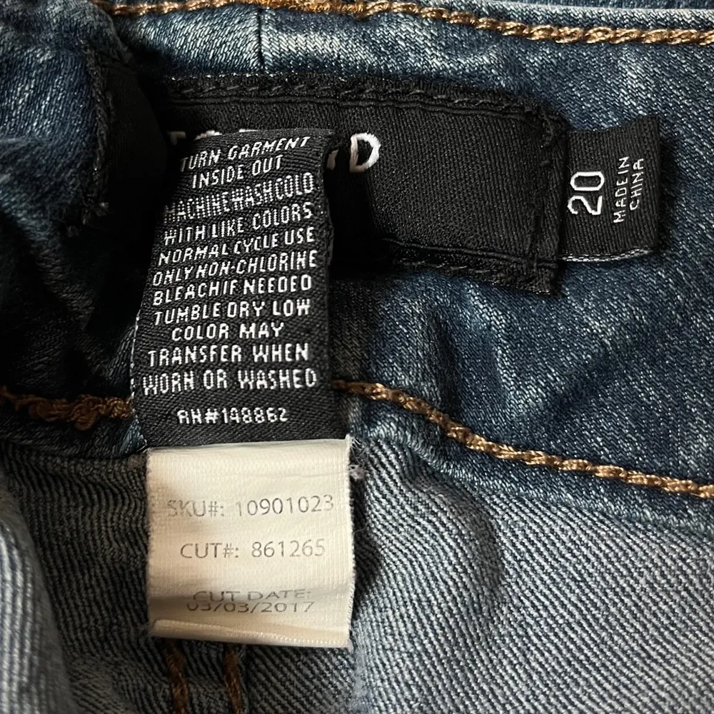 Torrid  Capri Jeans Blue Size 20 - Image 4