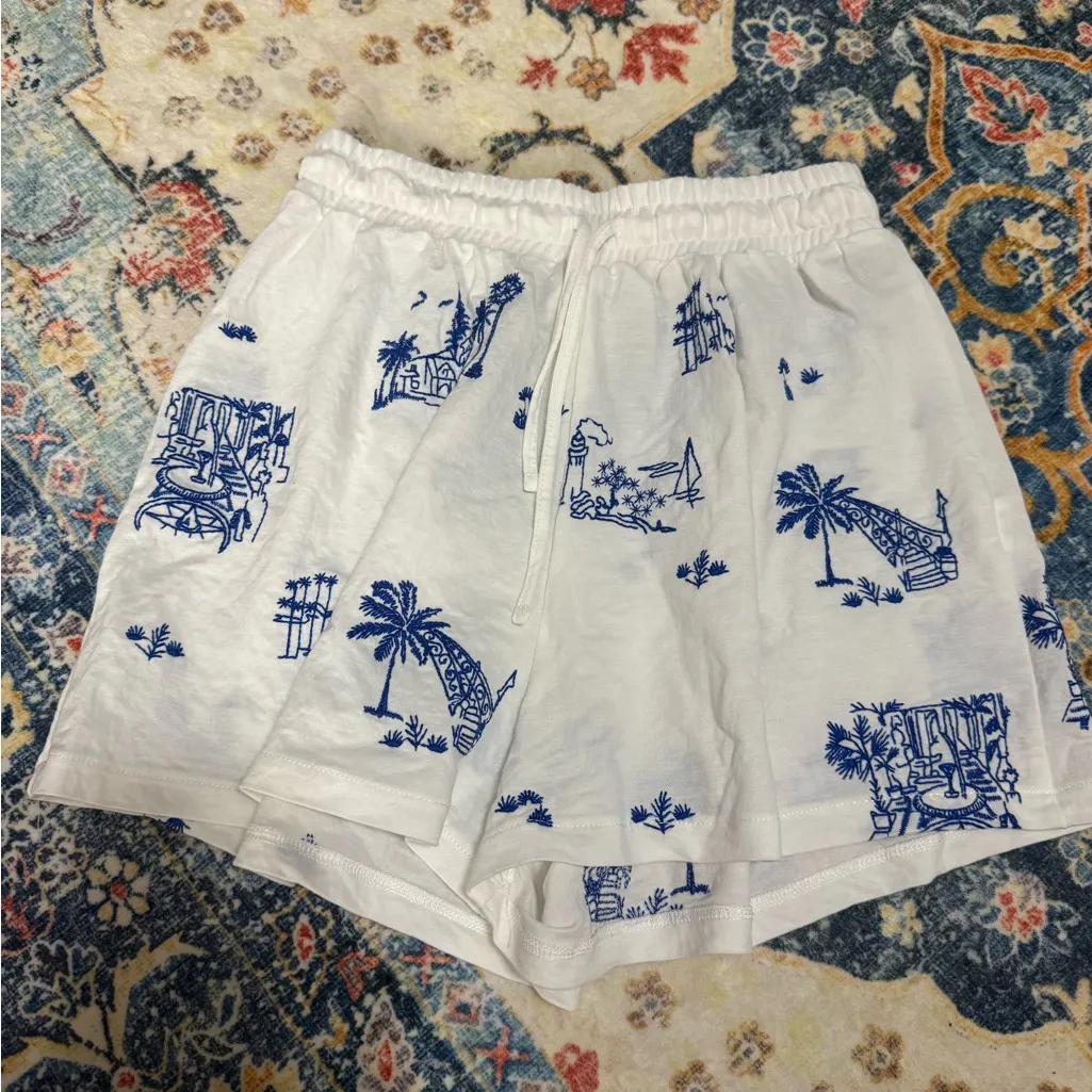 112 Zara White and Blue Printed Tropical Women Shorts size Small - Image 2