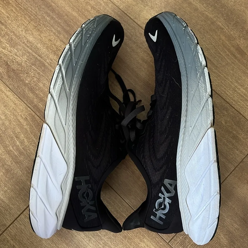 Hoka Arahi 6 Black Gray Running Shoes Sneakers Womens Size 8 - Image 4