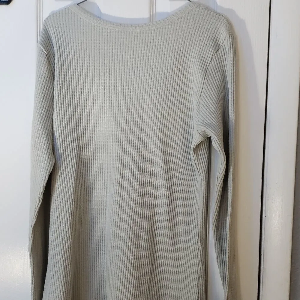 Pullover V-neck Cozy sweater size medium - Image 2