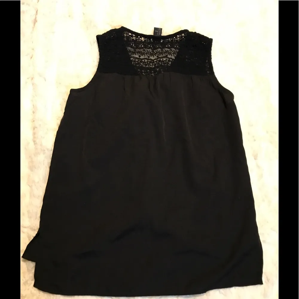 🌺 3/$20 SALE H&M sleeveless Crochet V neck - Image 6