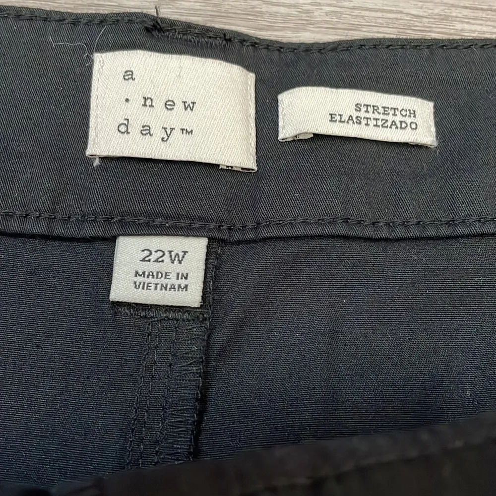 NWOT  Black Pleated Front Women's Zip Front Stretch Shorts Size 20W - Image 3