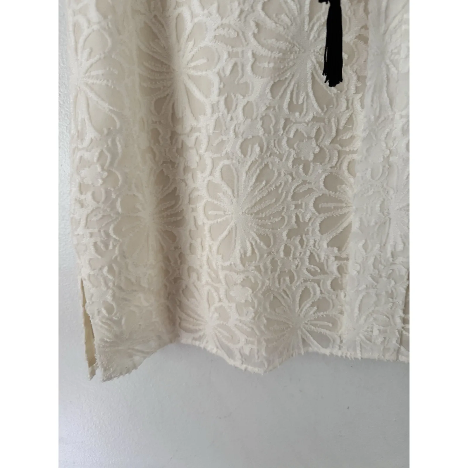 St. John Cream Textured Floral Popover V Neck Tassel Silk Lined Tunic Top Large - Image 4