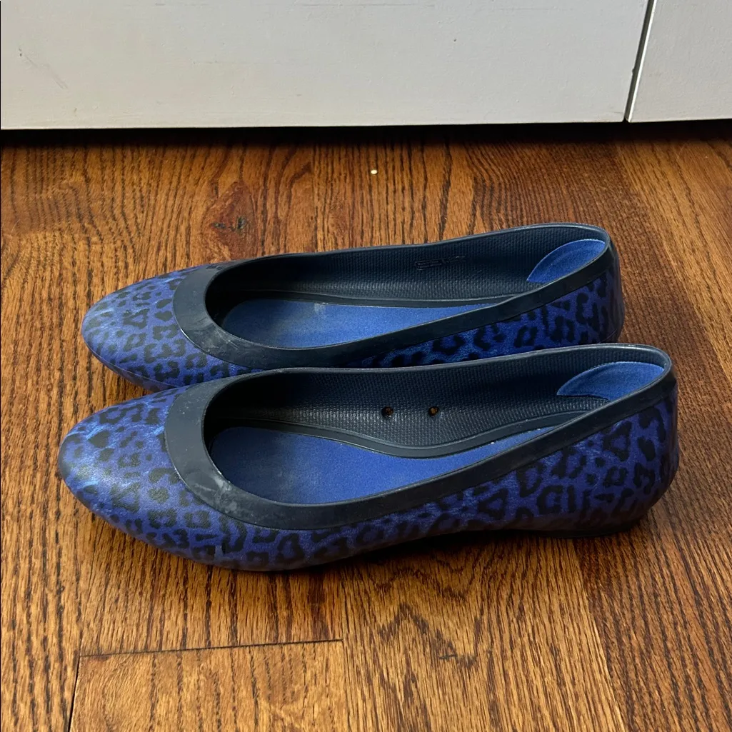 CROCS Blue Leopard Print Flats Size 8 - Image 3
