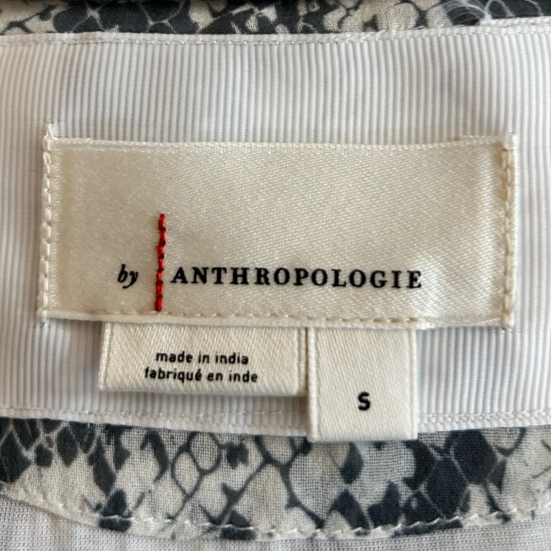 By Anthropologie Gray & White Snake Print V Neck Long Sleeve Mini Dress Small - Image 6