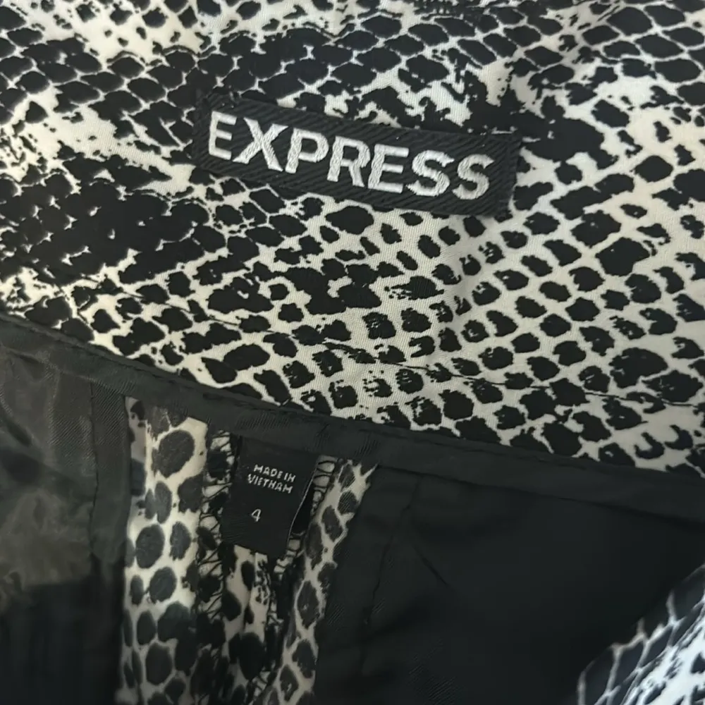 EXPRESS  shorts in size 4 - Image 6