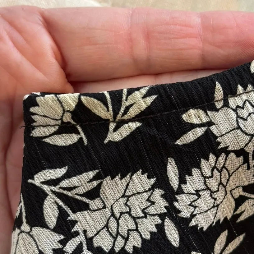 Vintage Old Navy Size L Babydoll Top Blouse Floral Print Black White FLAW - Image 5