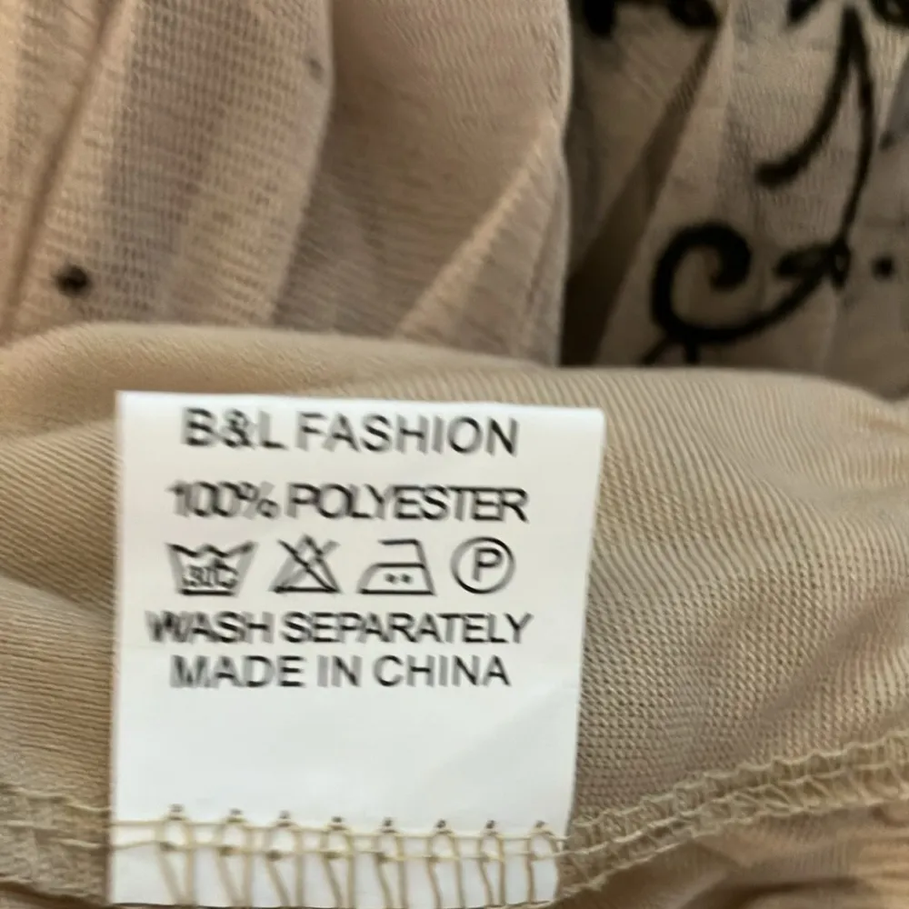 B&L midi embroidered lace lined skirt Very boho cute w/graphic tee Black Size undefined - Image 6