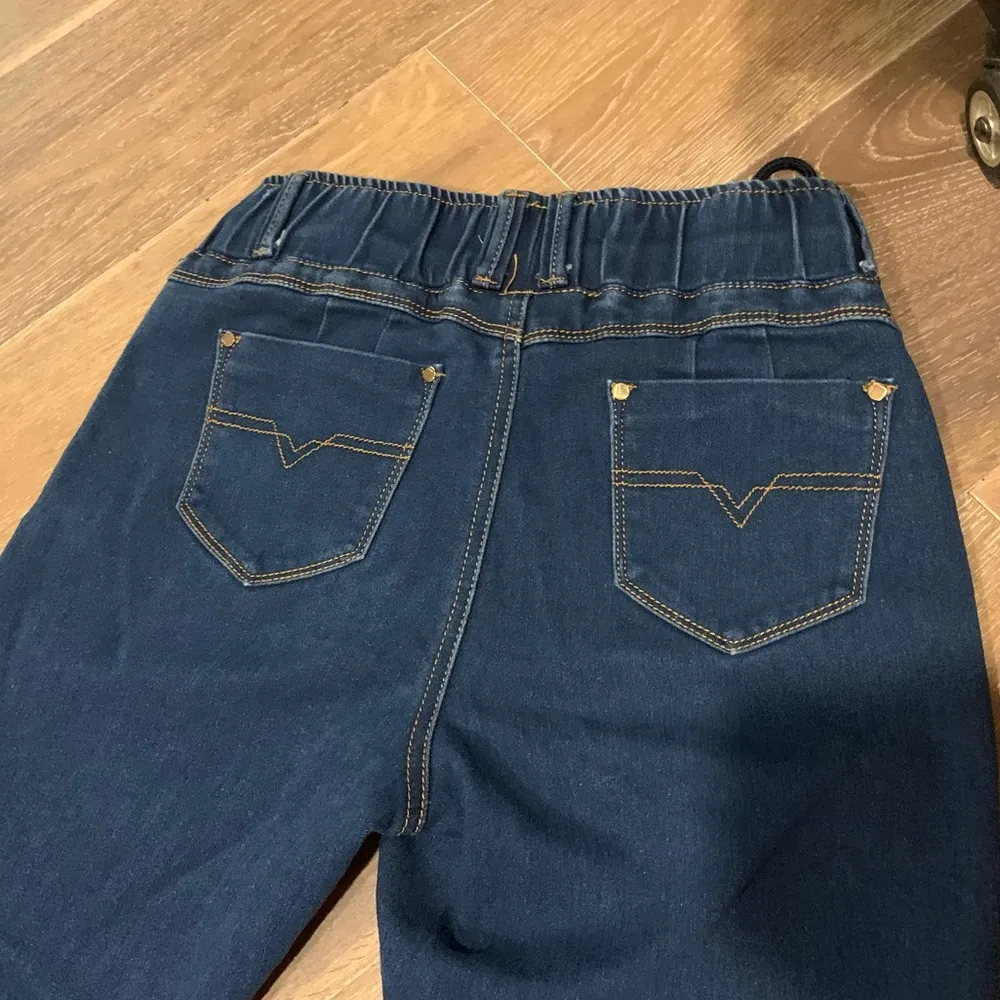 Pull on drawstring waist jeans size 7 short - Image 3