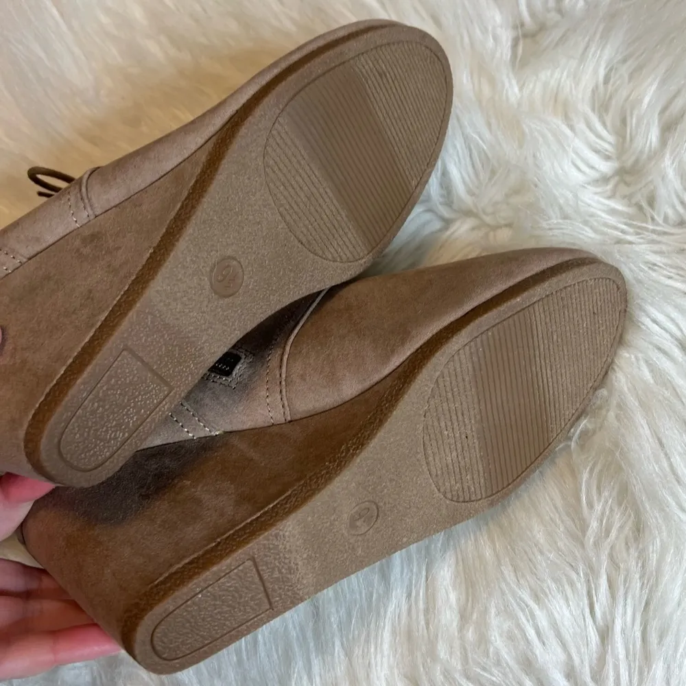 Universal Thread Wedge Bootie Shoes Woman’s Size 9.5 Taupe Faux Suede Bessie - Image 4