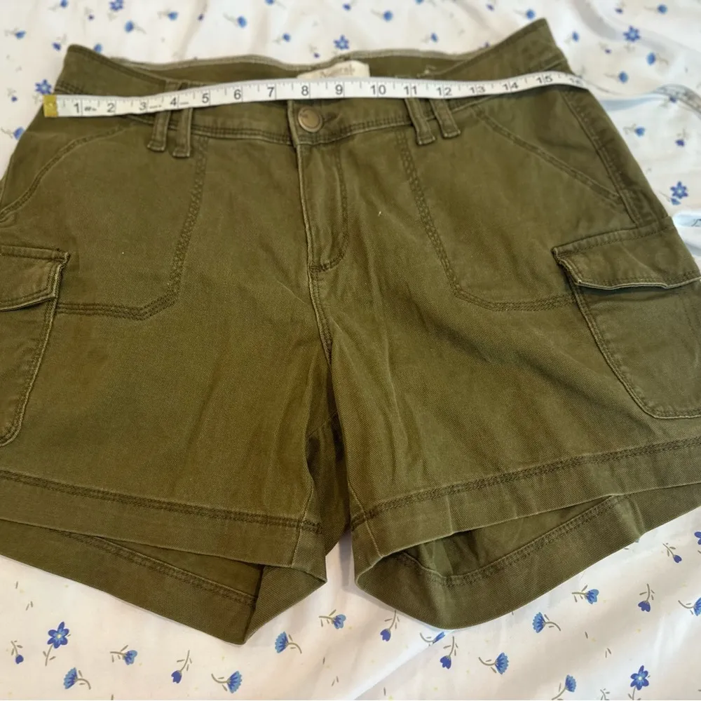 Women’s Sz: 10 Natural Reflections Army Green Cargo Shorts. Stretch Cotton. - Image 3