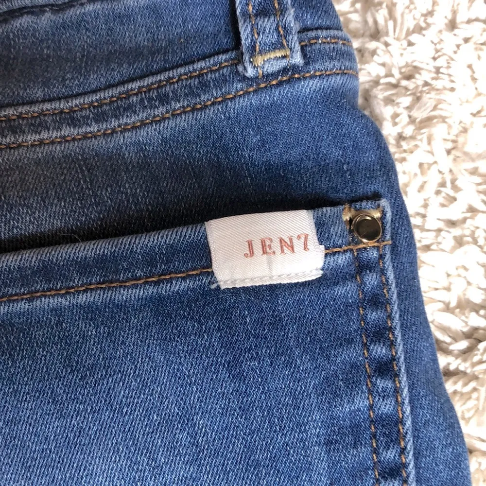 Jen 7 for 7 For All Mankind Jeans High-rise, bottom fringe with back zip, size 6 - Image 4