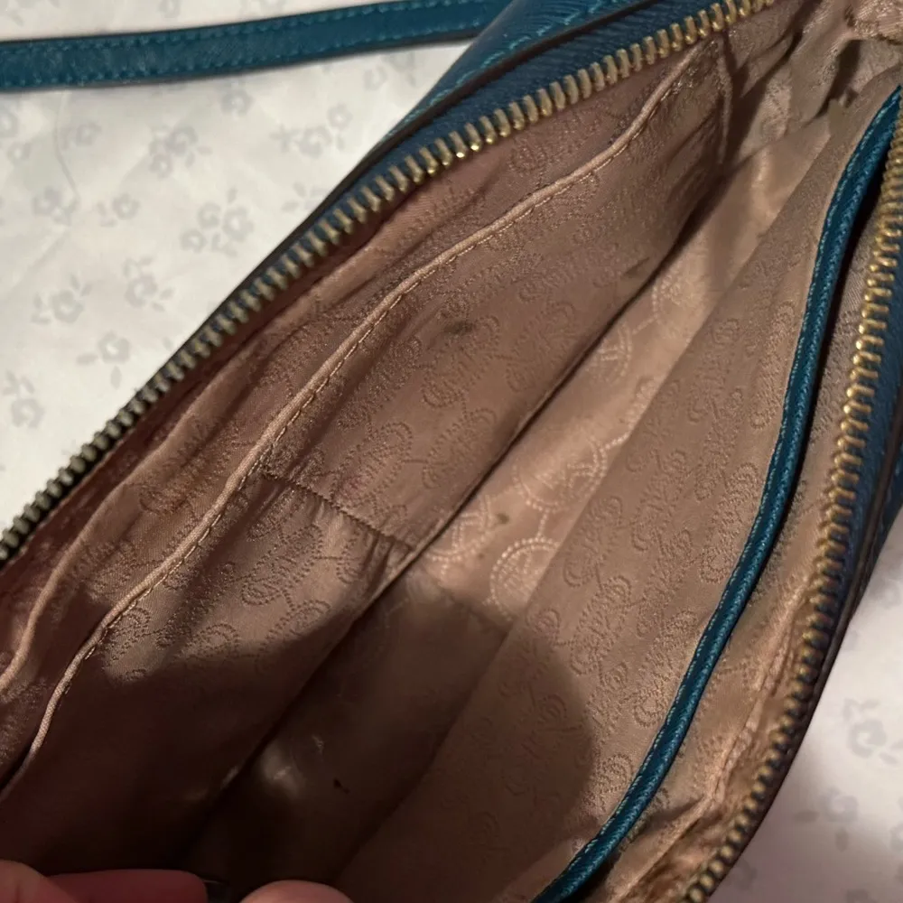 Michael Kors Jet Set Chain Strap crossbody with gold detail and zipper - Image 4