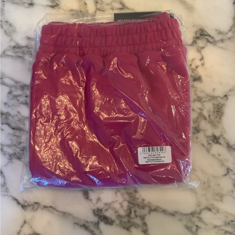 NWT PrettyLittleThing Hot Pink Women's Sweat Shorts Sz XL - Image 8