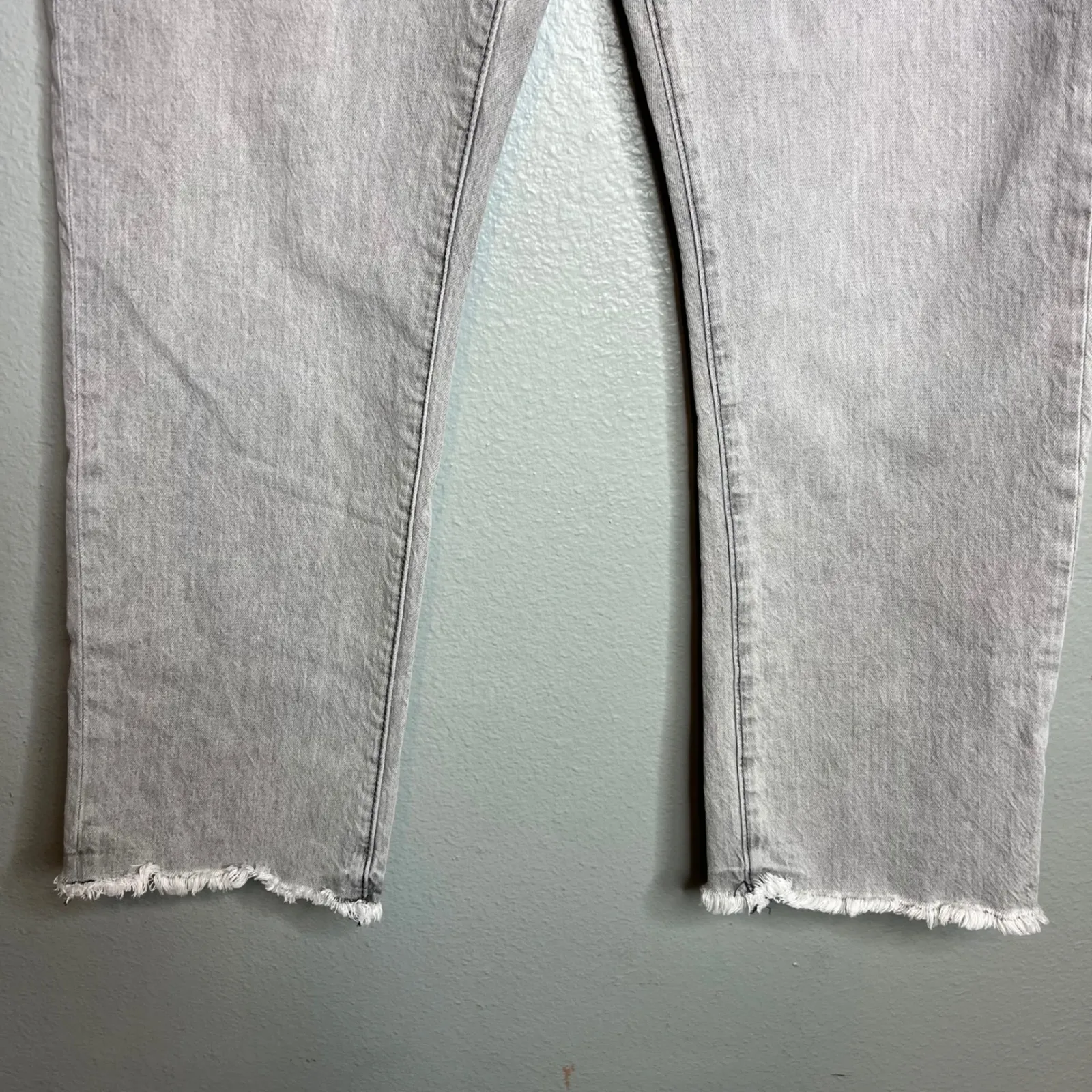 LOFT The Straight Crop Jeans Womens‎ Size 28 / 6 Gray Wash Frayed Hem Distressed - Image 4