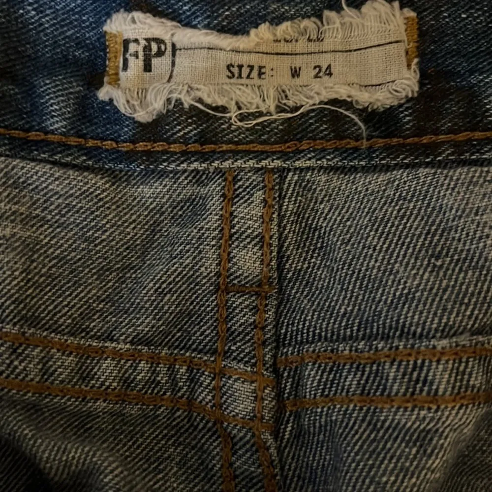 Free People Super Distressed Floral Printed Denim Shorts Size 24 - Image 5