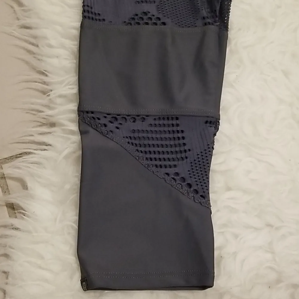 💕ONZIE💕 Mesh Cut Out Capri Leggings - Grey - Image 4