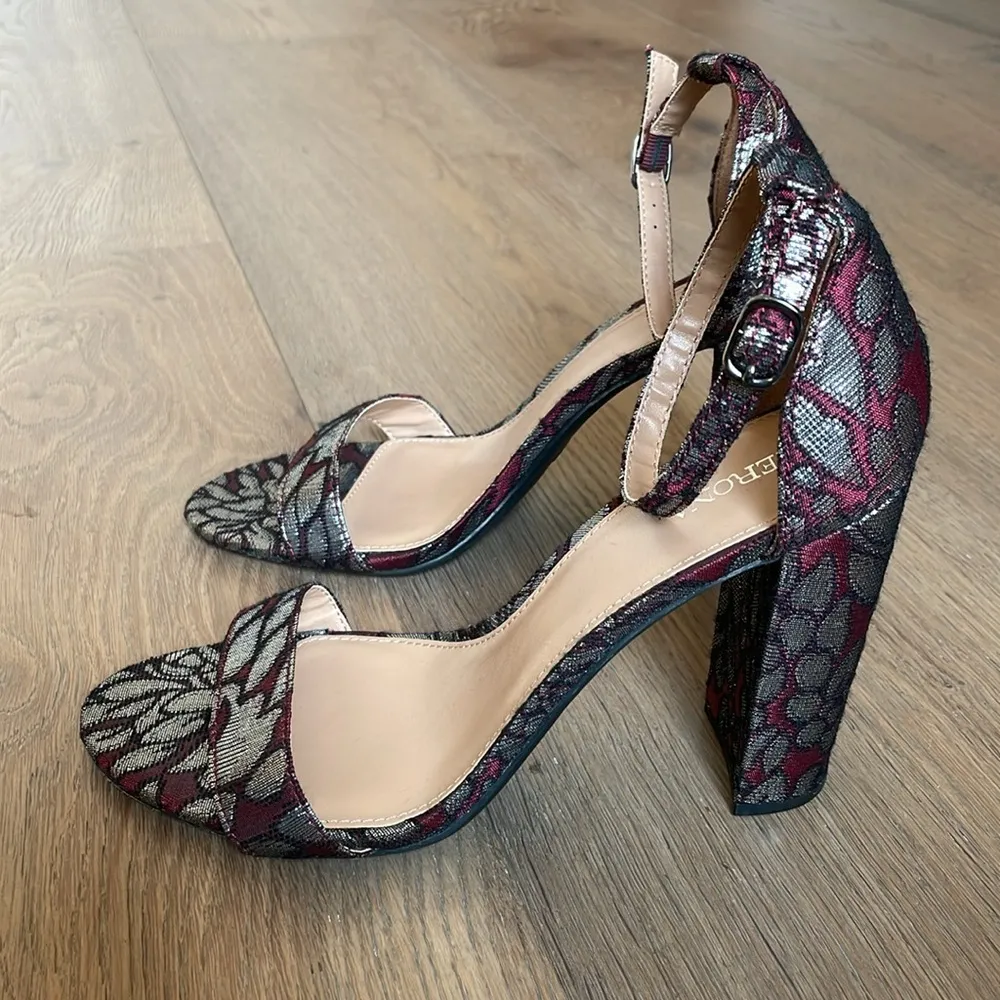 Merona Lulu Burgundy and Silver Floral Brocade Block Heel Size 8.5 - Image 6