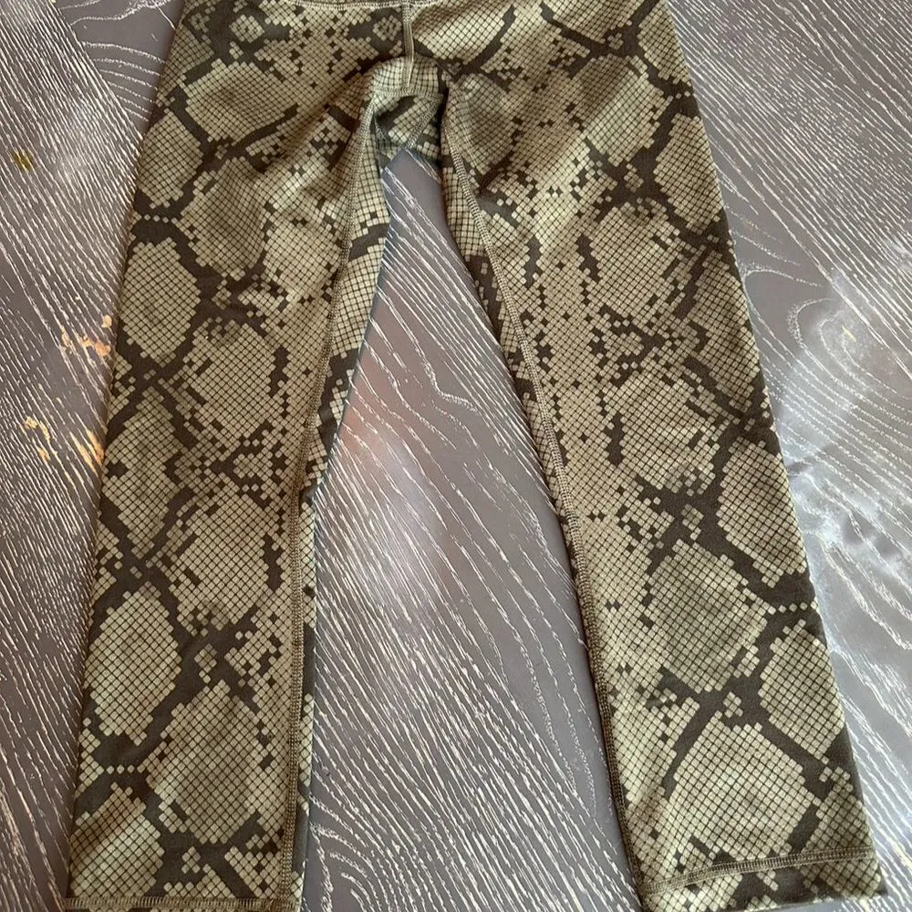 Lululemon Athletica Women's Green Snake/Camo Leggings Size 4 - Image 9