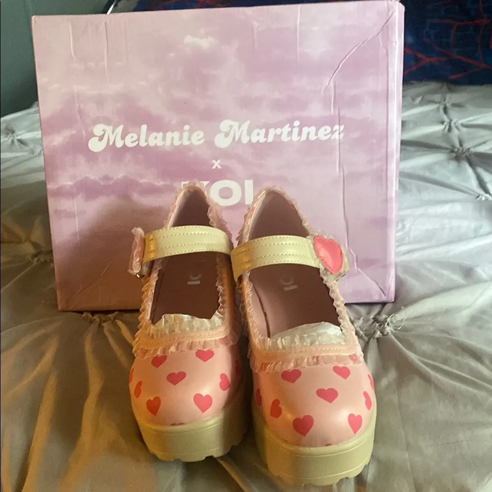 Koi Pink and Tan Platform Shoes with Heart Design Size 5 - Image 6