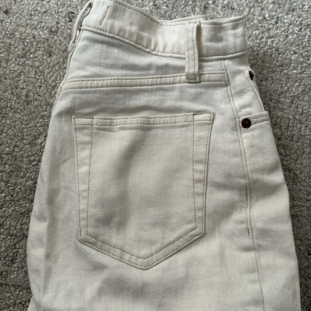 Abercrombie Curve Love Ultra High Rise 90s Straight Jean 25 short - Image 6