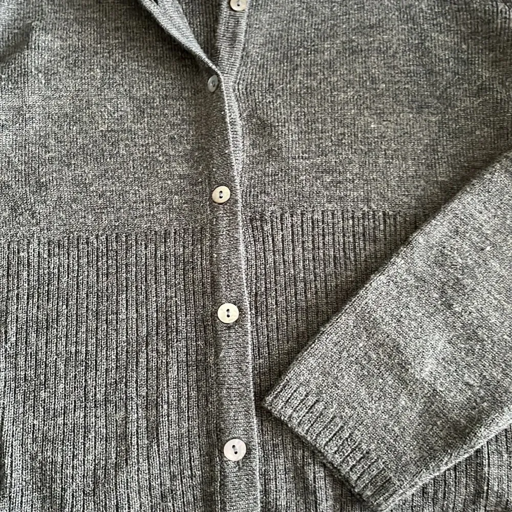 Charcoaled gray cardigan wool blend sweater with removable faux fur collar - Image 4