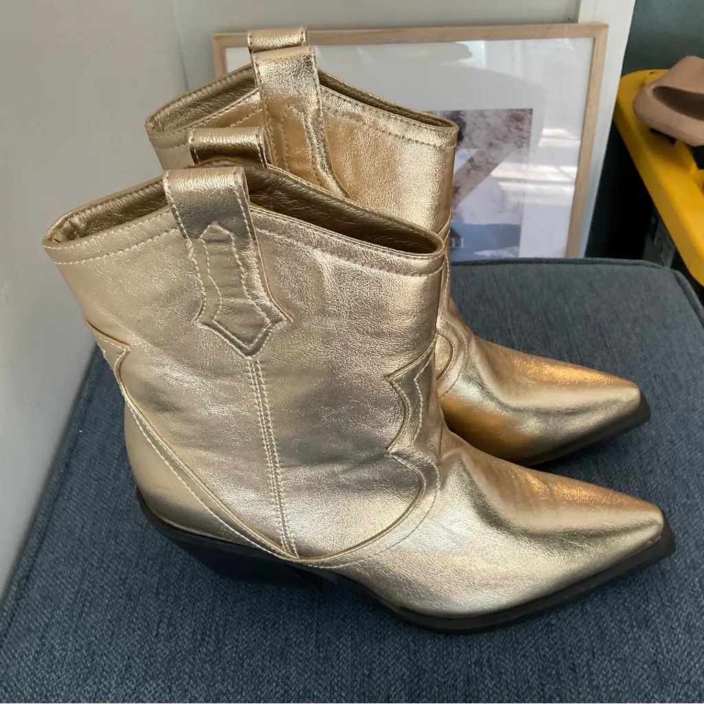 nwot Billini Ulira Gold Metallic Boot Size 8 - Image 3