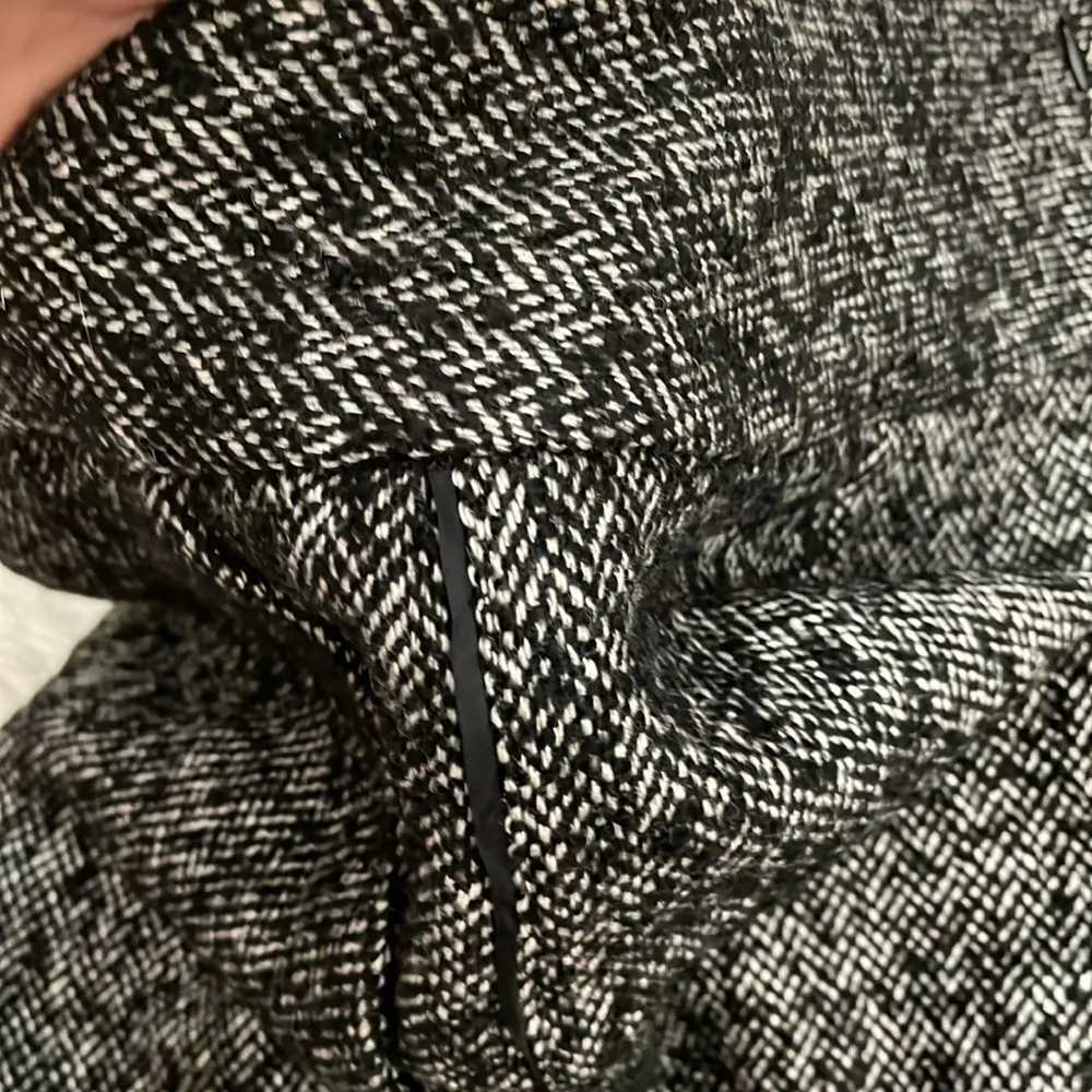 Black & White Wool Tweed Above the Knee Zip Back Skirt Size 6 - Image 10