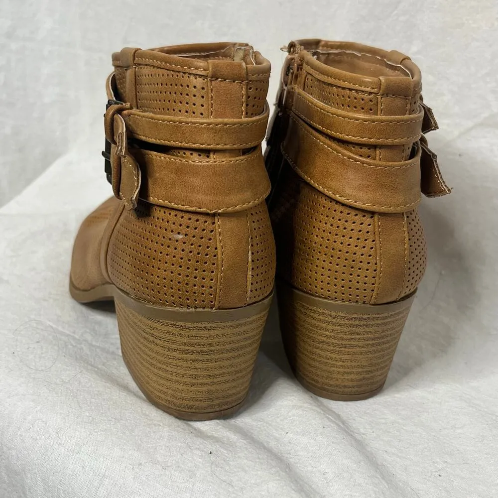 Qupid Nubuck Pointy‎ Toe Perforated Wrap Buckle Chunky Heel Bootie Boot Size 7 - Image 4