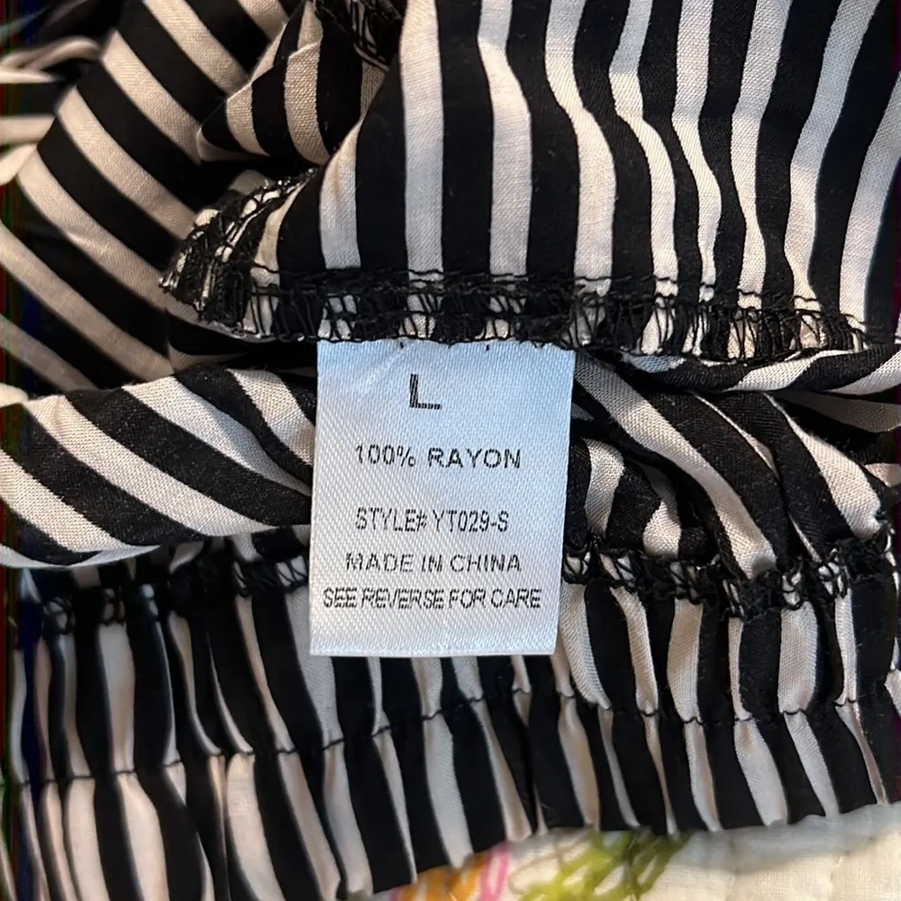 Callie Mac Lizard Thicket large cropped blouse black crème long sleeve deep v - Image 7