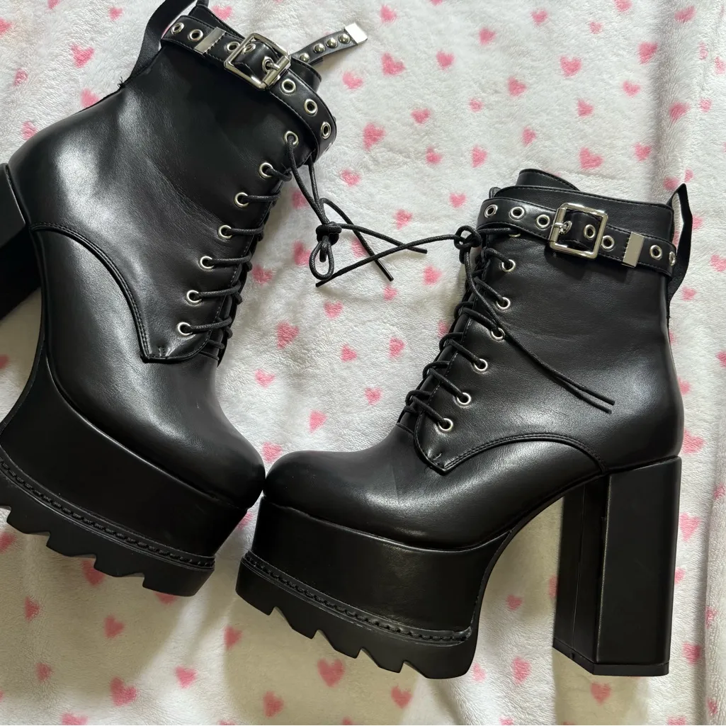 Black lace up heel boots - Image 4